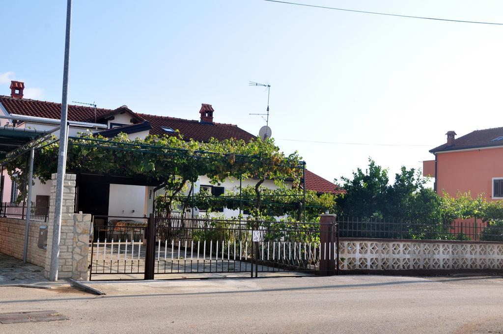 Franko Apartmani Zambratija Kültér fotó