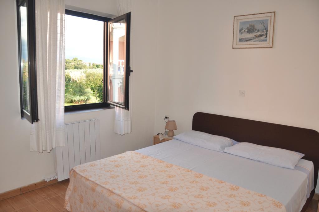 Franko Apartmani Zambratija Kültér fotó